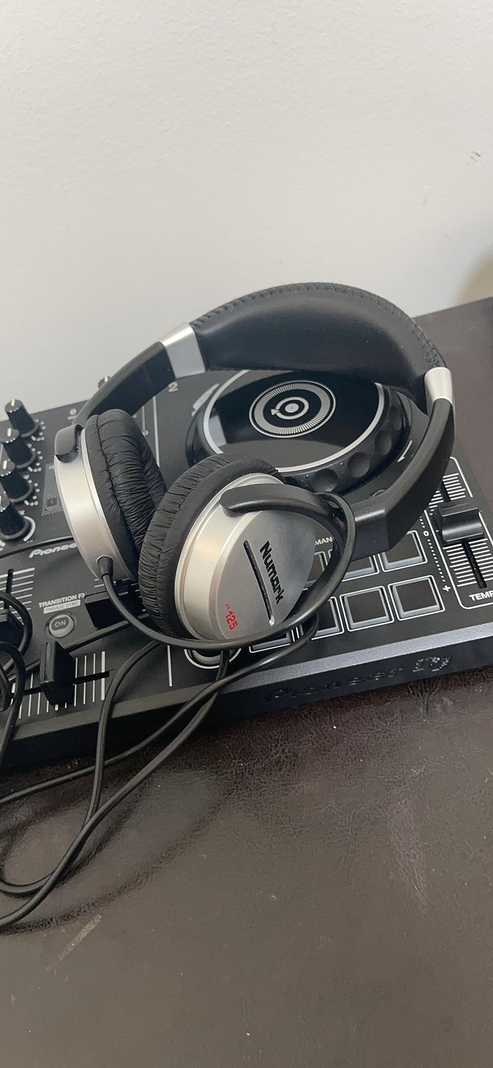 Numark HF125 Closed-Back DJ Headphones | 40mm Drivers, Comfortable Ear Pads, 3m Cable, Closed-Back Design, for Monitoring, Mixing and Audio Playback customer photo 1