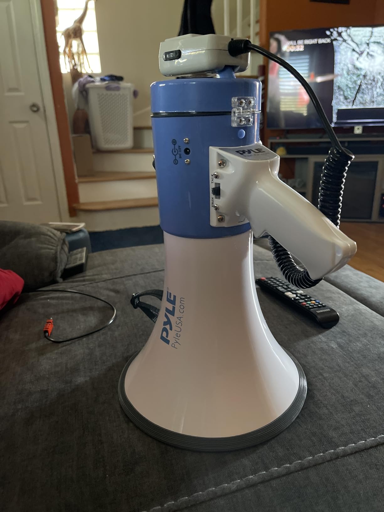 PylePyle Portable Megaphone Bullhorn Speaker - 50W, 1200 Yard Range, Built-in Siren, Adjustable Volume Control and Microphone, Perfect for Outdoor Sports, Cheerleading, Safety Drills, and More customer photo 1