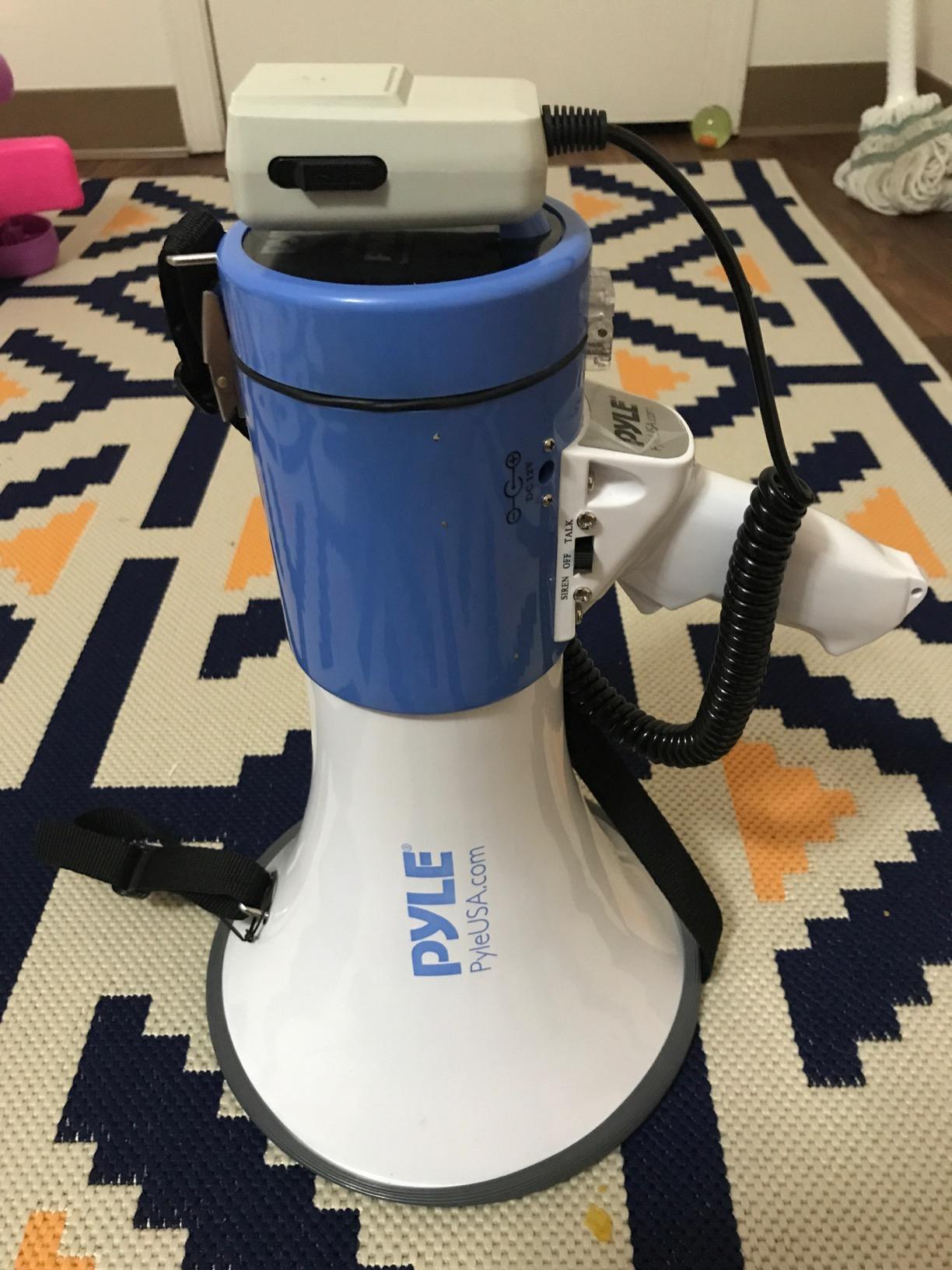 PylePyle Portable Megaphone Bullhorn Speaker - 50W, 1200 Yard Range, Built-in Siren, Adjustable Volume Control and Microphone, Perfect for Outdoor Sports, Cheerleading, Safety Drills, and More customer photo 2