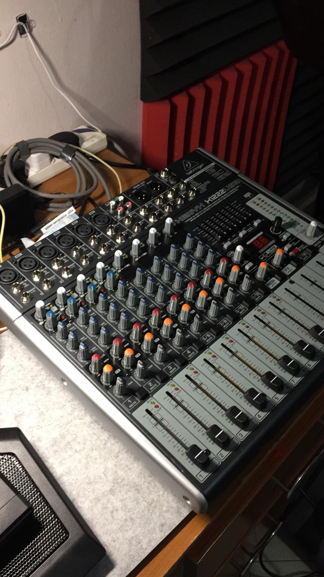 Behringer XENYX X1222USB Premium 16-Input 2/2-Bus Analog Mixer with XENYX Mic Preamps, Compressors, British EQ, 24-Bit Multi-FX Processor and USB/Audio Interface customer photo 2