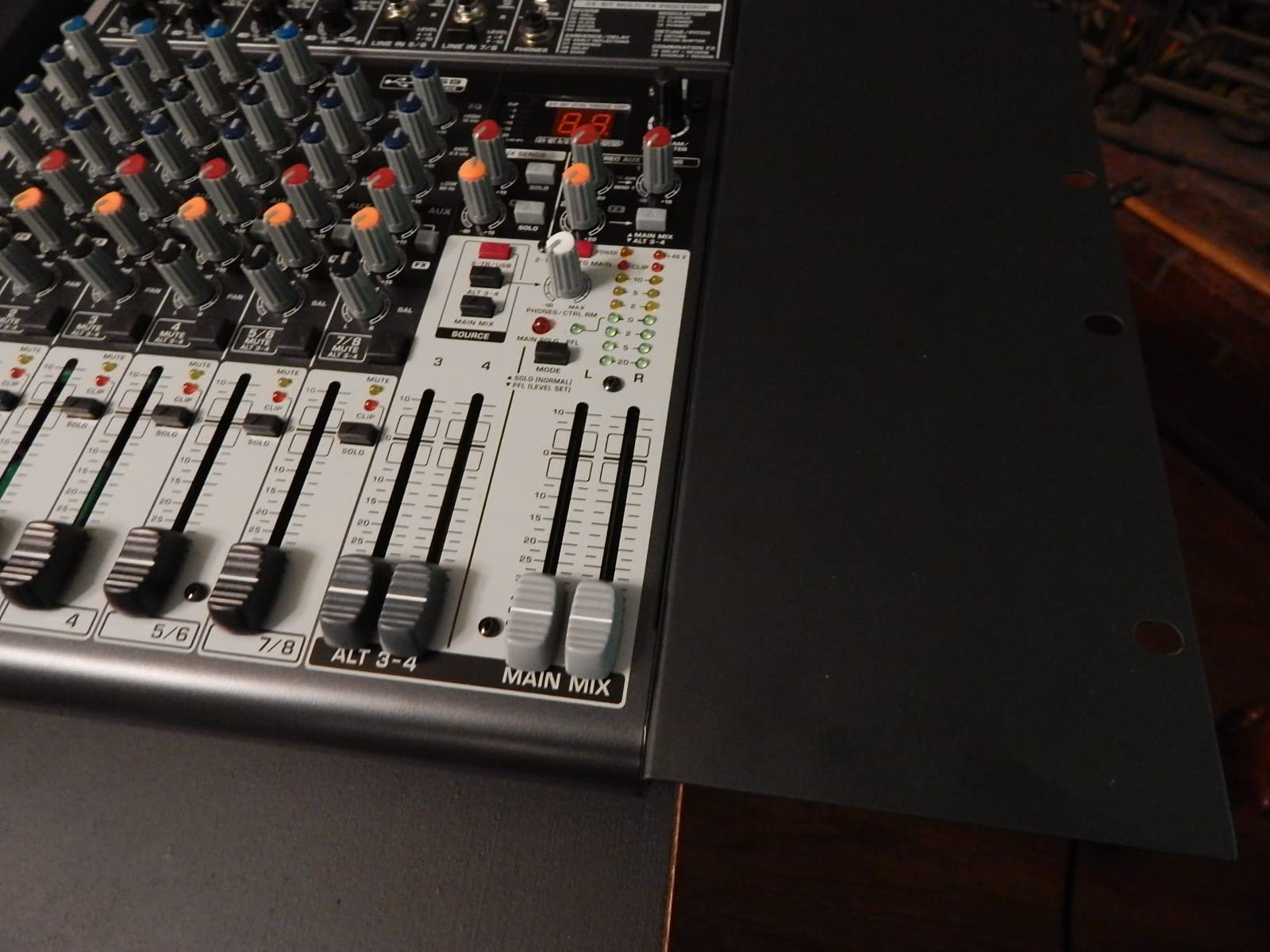 Behringer XENYX X1204USB Premium 12-Input 2/2-Bus Analog Mixer with XENYX Mic Preamps, Compressors, British EQ, 24-Bit Multi-FX Processor and USB/Audio Interface customer photo 1