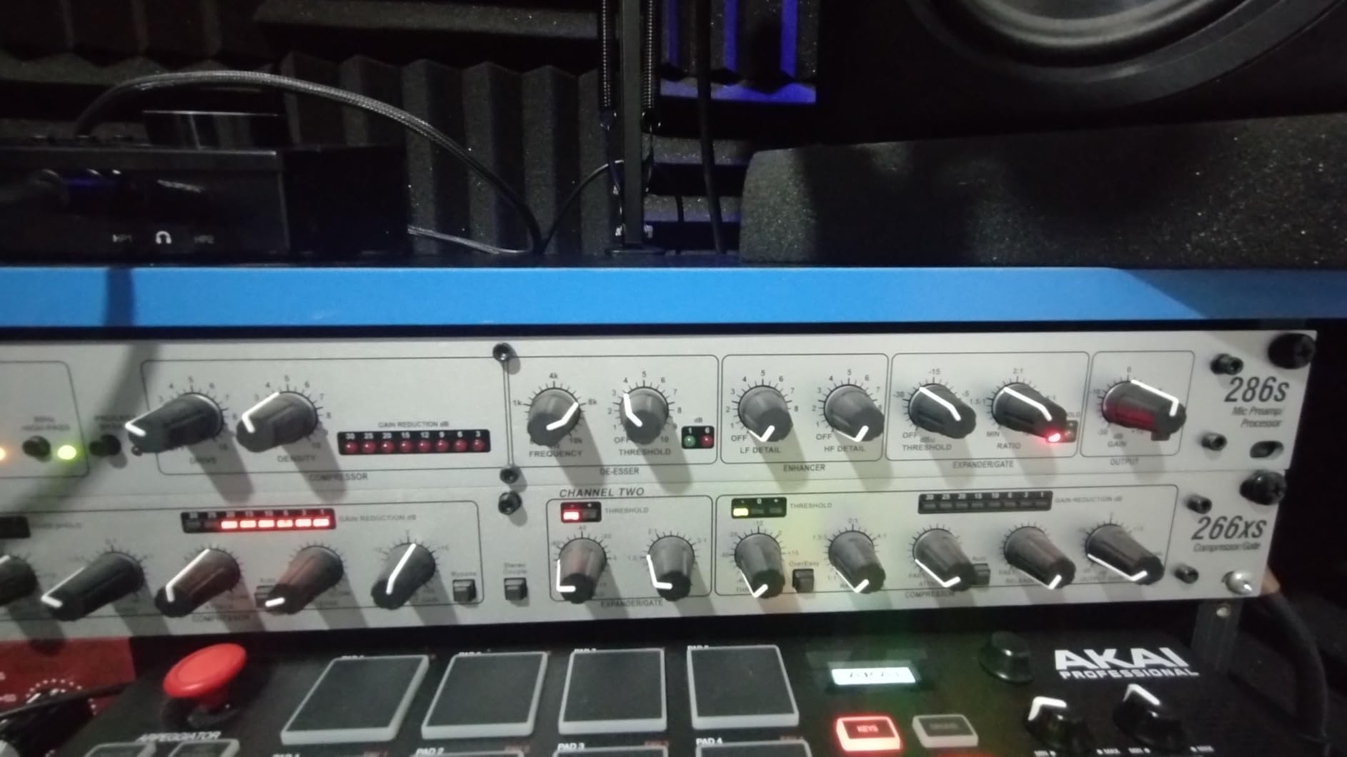 dbx DBX286SV Instrument, Microphone Preamp & Channel Strip Processor, with Compression, De-Esser, Enhancer, Expander/Gate, Loop-Out. Metering LEDs, XLR and ¼