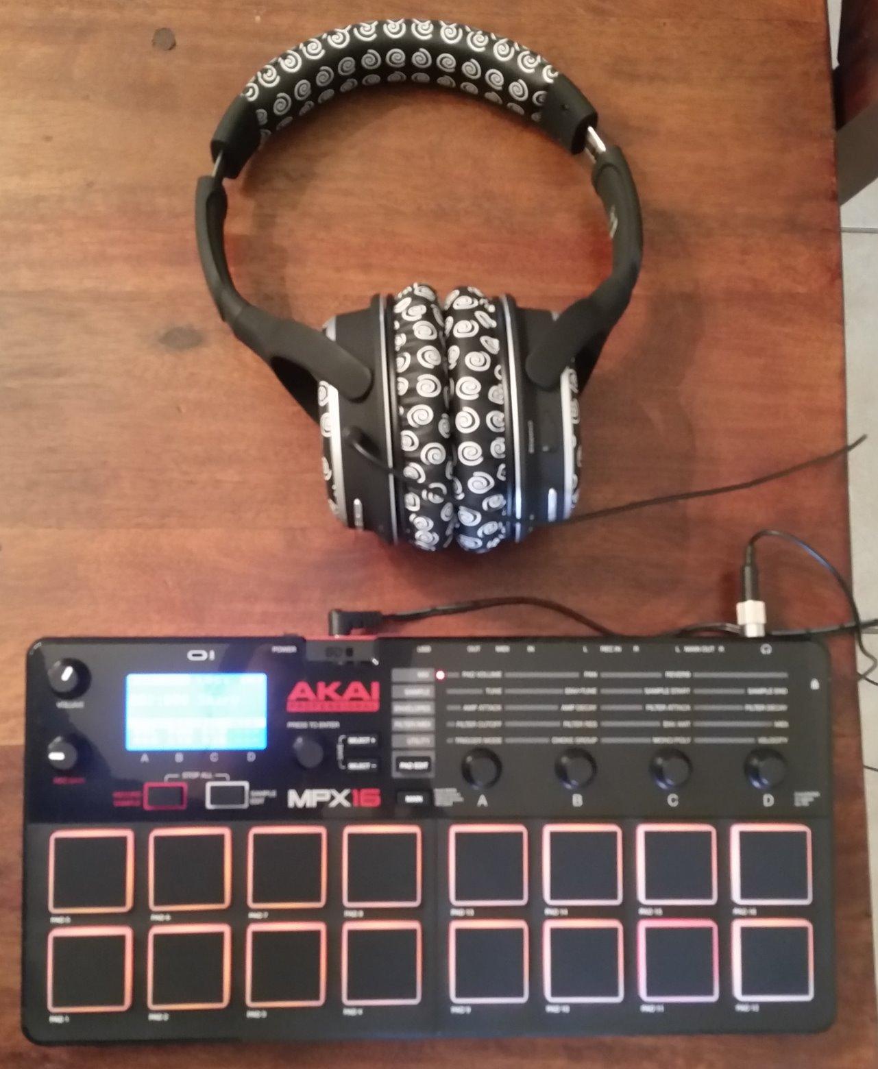 Akai Professional MPX8 USB MIDI Sample Pad Controller | 8 Velocity-Sensitive Pads, MIDI Connectivity, SD Card Slot, for Sampling and Beat Making customer photo 2