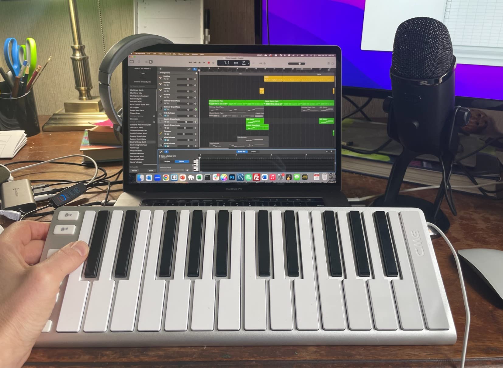 Xkey 25 USB MIDI Keyboard - Apple-Style Ultra-Thin Aluminum Frame, 25 Full-Size Velocity-Sensitive Keys, Polyphonic Aftertouch, Ultra-Low Latency, Simply Plug & Play on iPad, iPhone, Mac, PC customer photo 1