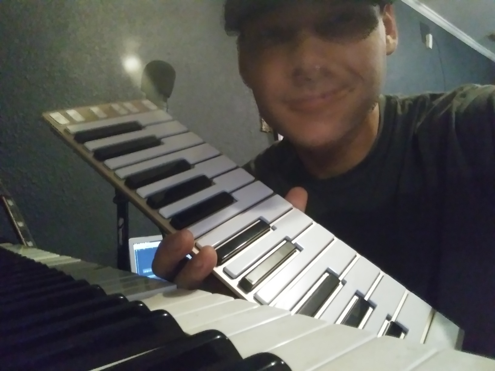 Xkey 25 USB MIDI Keyboard - Apple-Style Ultra-Thin Aluminum Frame, 25 Full-Size Velocity-Sensitive Keys, Polyphonic Aftertouch, Ultra-Low Latency, Simply Plug & Play on iPad, iPhone, Mac, PC customer photo 2