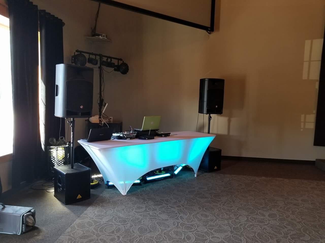 Behringer EUROLIVE B1200D-PRO High-Performance Active 500 Watt 12