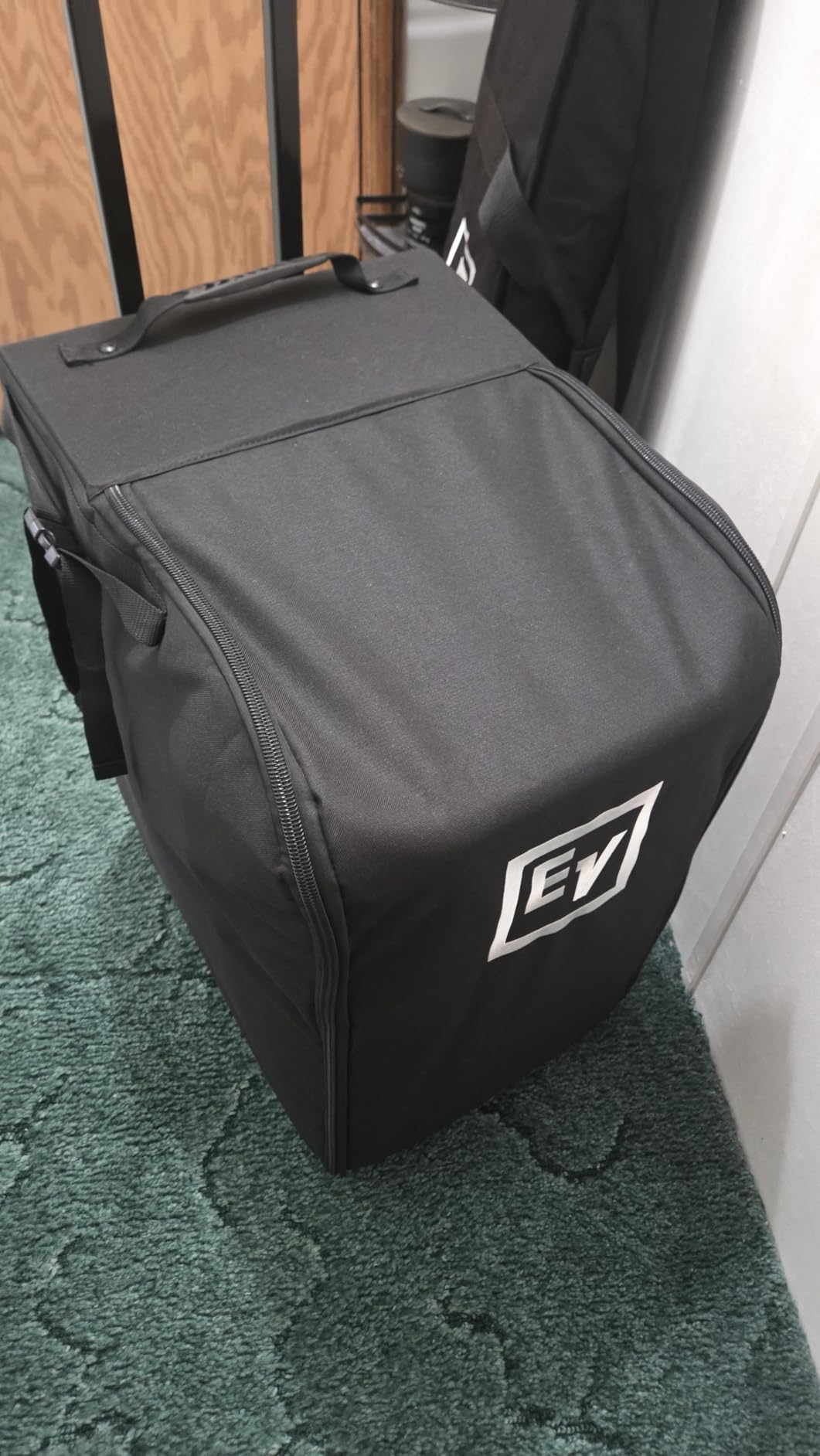 Electro-Voice Evolve 50 Column Speaker Carrying Case with Wheels customer photo 1