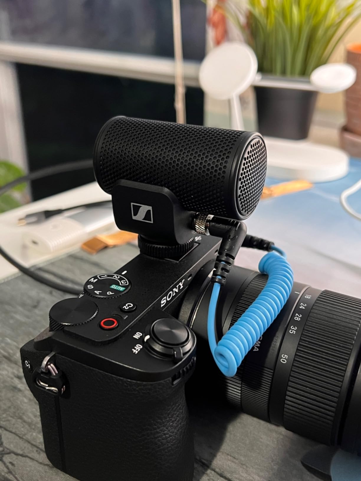 SENNHEISER Professional MKE 200 Directional On-Camera Microphone with 3.5mm TRS and TRRS Connectors for DSLR, Mirrorless & Mobile | Supercardioid microphone with built-in windscreen and shock mount customer photo 2