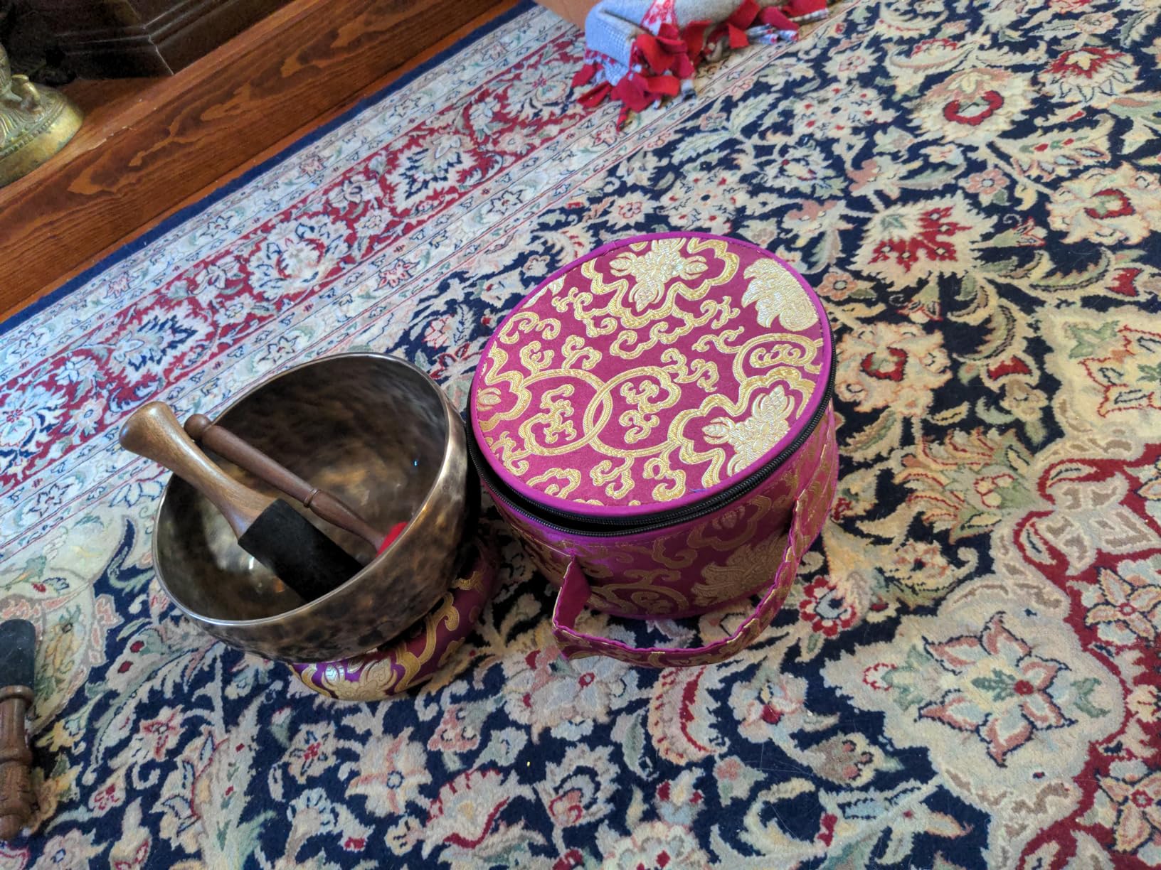 KHUSI 8 Inch Tibetan Singing Bowl, Large Hand Hammered Meditation Bowl, 7 Metal Himalayan Sound Bowl Set with Mallet, Cushion & Carry Case for Yoga, Mindfulness, Chakra Cleansing, Healing Decor Gift customer photo 1