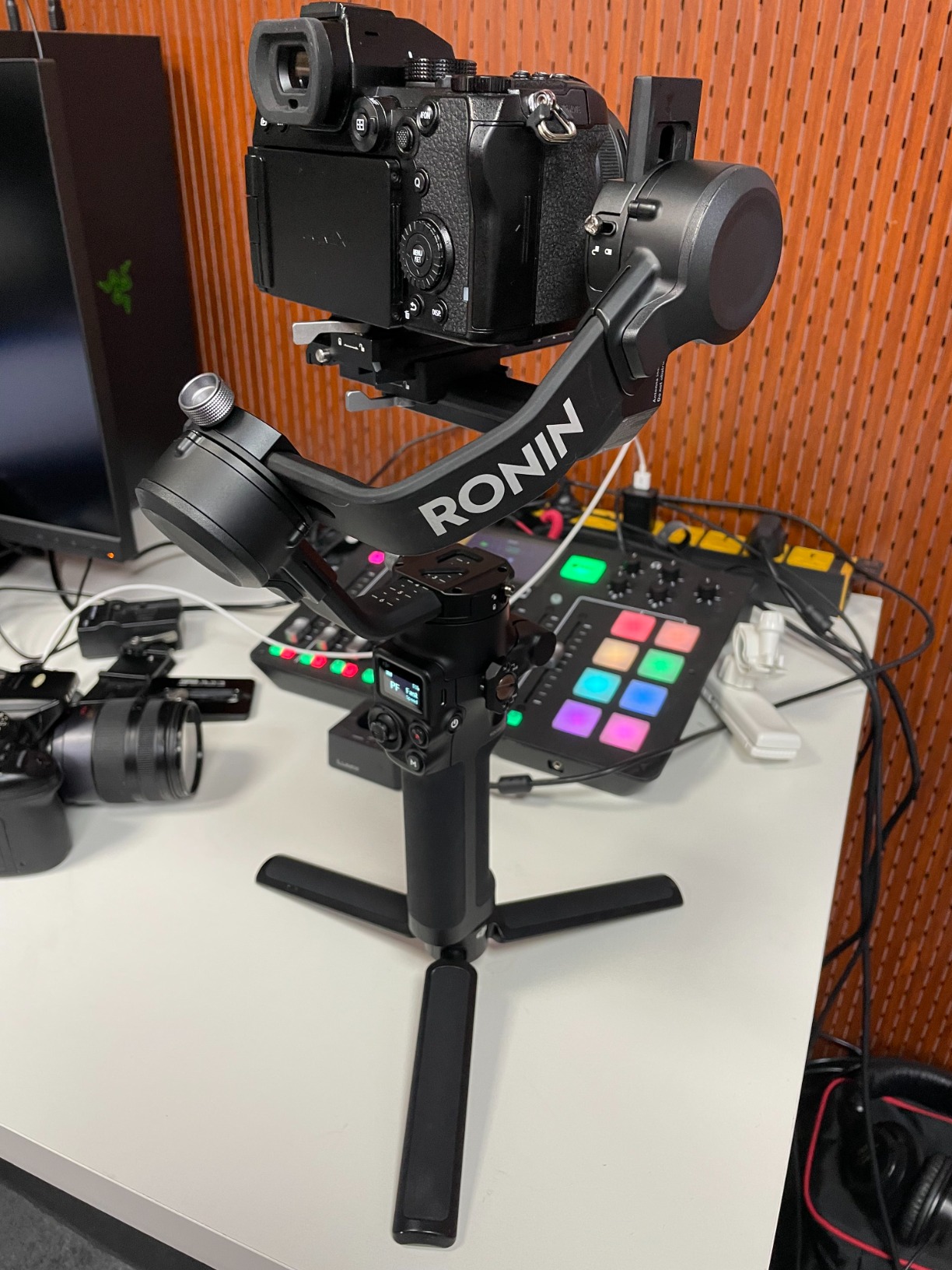DJI RSC 2 - 3-Axis Gimbal Stabilizer for DSLR and Mirrorless Camera, Nikon, Sony, Panasonic, Canon, Fujifilm, 6.6 lb Payload, Foldable Design, Vertical Shooting, OLED Screen, Black customer photo 1