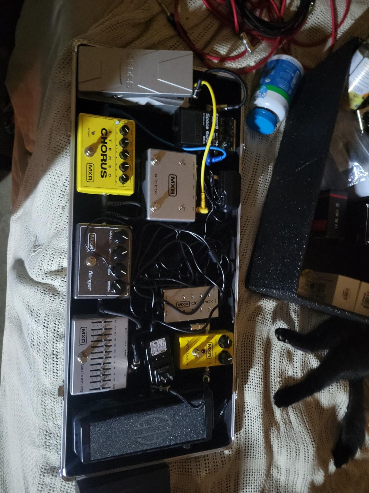GHOSTFIRE Guitar Multi Effect Pedal Case 27.5x11.6x4.2in, T-EC14 | Aluminum Alloy 8.1lb Pedalboard Case for 10-12 Effects Pedals, with Pedal Mounting Tape Fastener customer photo 1