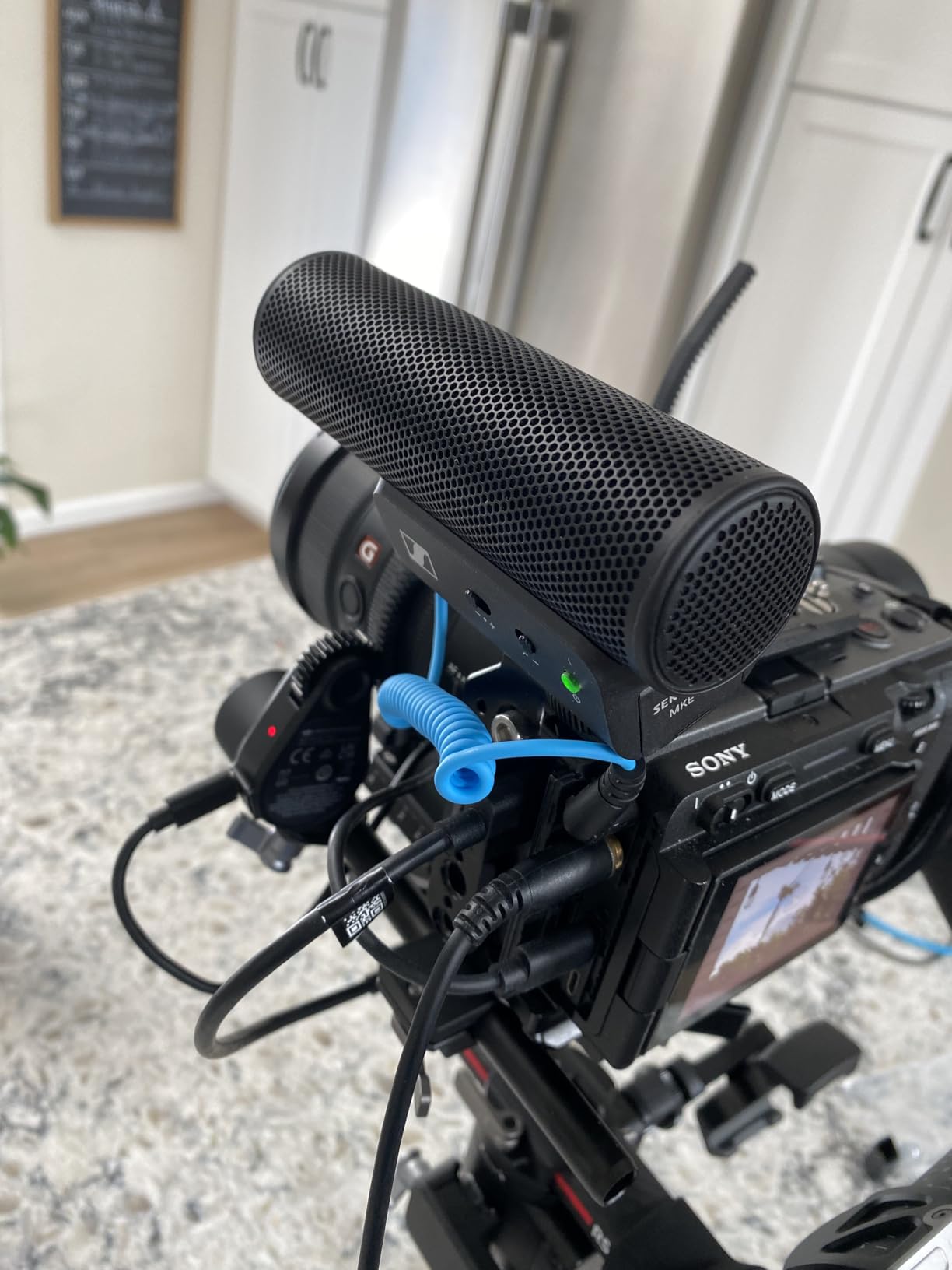 Sennheiser Professional MKE 400 Directional On-Camera Shotgun Microphone with 3.5mm TRS and TRRS Connectors for DSLR, Mirrorless & Mobile customer photo 1