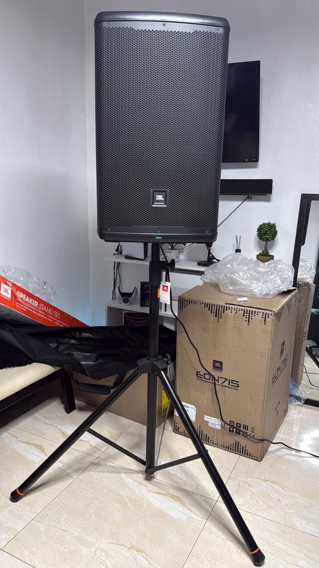 JBL Professional EON712 Powered PA Speaker, Loudspeaker with Bluetooth, 12 inch, 1300 Watt, Corded Electric, Black customer photo 2