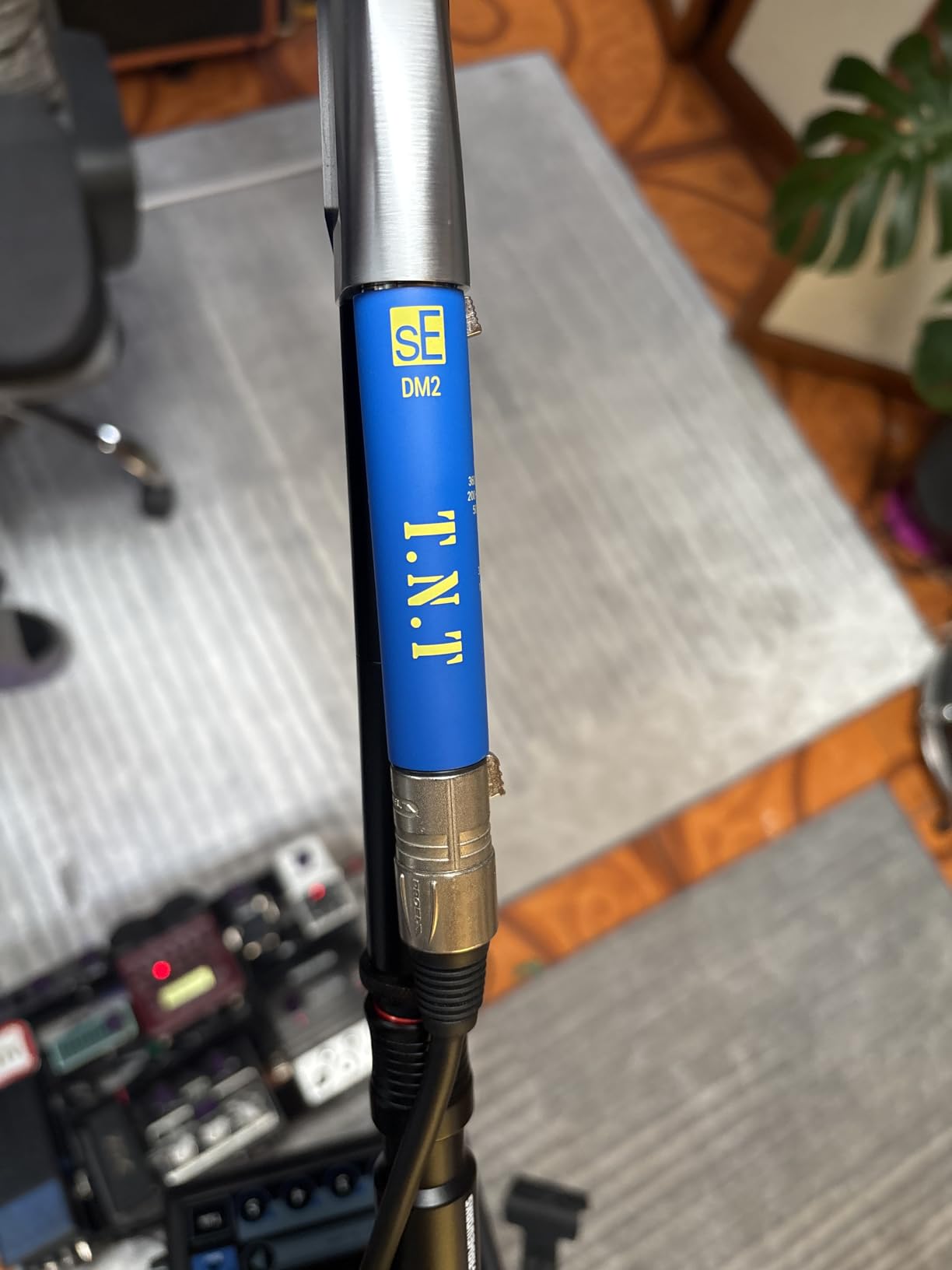 sE Electronics DM2 TNT Ultra-Slim Inline Microphone Preamp for Ribbon & Dynamic Microphones - Mic Preamp with 2 Gain Settings (+15dB or +30dB) & 8 Load Settings customer photo 2