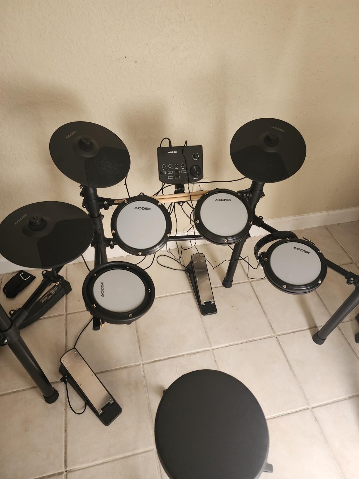 AODSK Electric Drum Set with Quiet Mesh Pads,Electronic Drum for Beginner,USB MIDI,Throne,Headphones,Sticks, Included 15 Kits and 195 Sounds (AED-403-Teenagers Beginners) customer photo 2
