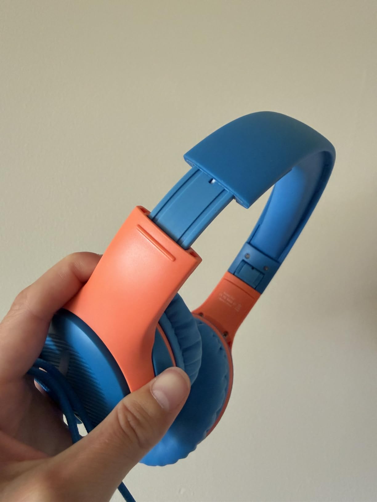awatrue AT2 Kids Headphones for School with Mic, 85/94dB Safe Volume Limit 3.5mm Jack, HD Mic, Portable Wired Headphone with Shareport, Stereo Sound On-Ear Headphones for Toddler Girls Boys BlueOrange customer photo 2