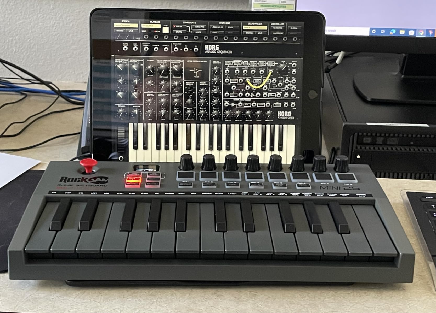 RockJam RJMK25 25 Key USB MIDI Keyboard Controller with Drum Pads | Rechargeable USB MIDI controller with 25 velocity sensitive mini keys, 8 backlit drum pads and 8 control knobs customer photo 1