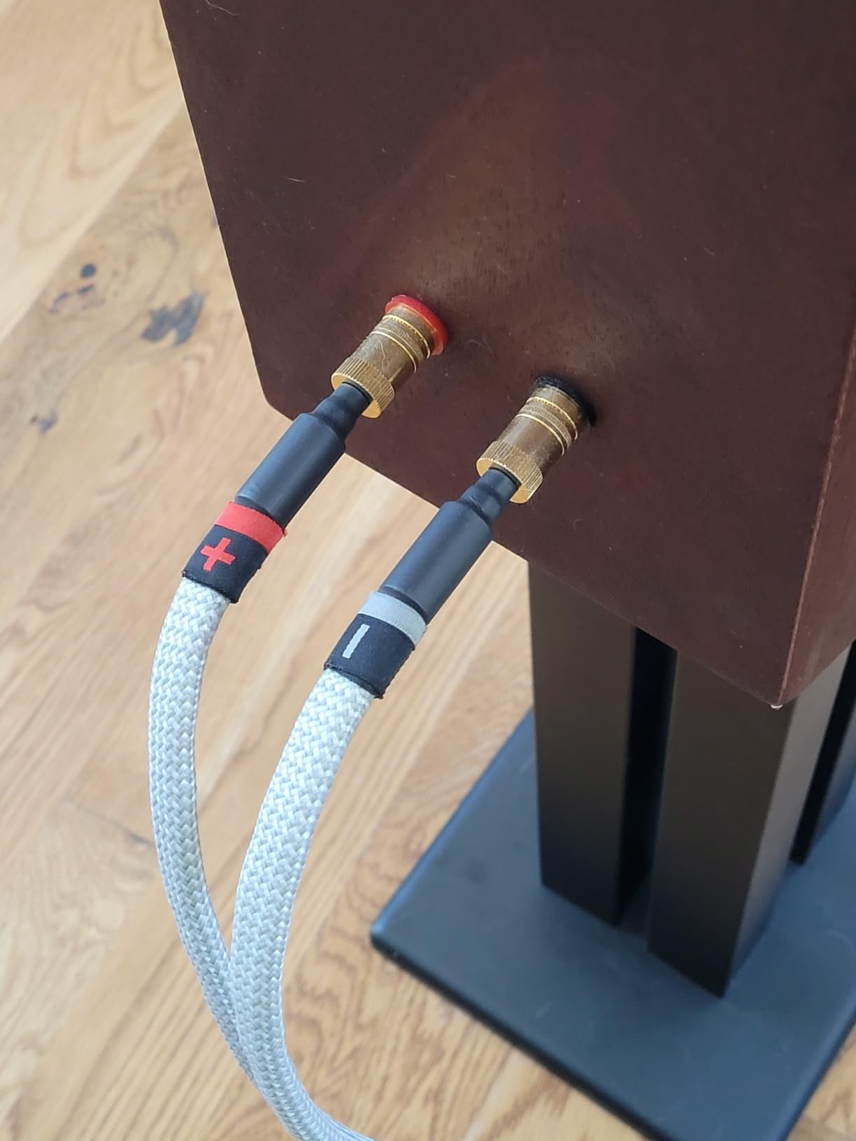 WORLDS BEST CABLES 8 Foot Ultimate - 9 AWG - Ultra-Pure OFC - Premium Audiophile HiFi Speaker Cable Pair with Eminence Gold Banana Plugs & Silver Tweed Jacket customer photo 1