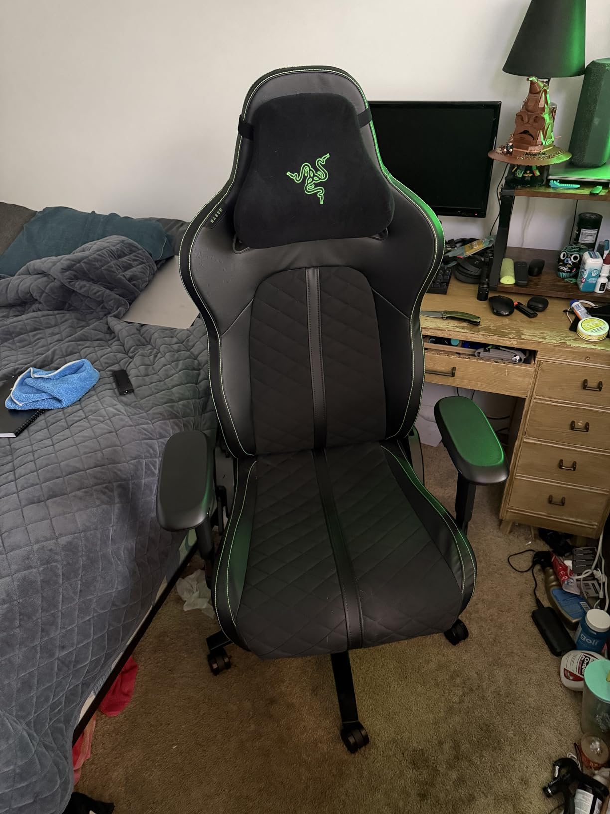 Razer Enki Gaming Chair: All-Day Comfort - Built-in Lumbar Arch - Optimized Cushion Density - Dual-Textured, Eco-Friendly Synthetic Leather - Reactive Seat Tilt and 152-Degree Recline - Black customer photo 2
