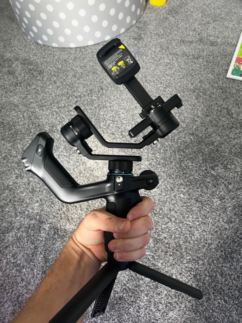FeiyuTech SCORP Mini 2 Combo Camera Gimbal with Built-in AI Tracking, All-in-one 3-axis gimbal with gesture control, touchscreen and quick release for cameras, action cams and smartphones, White customer photo 1