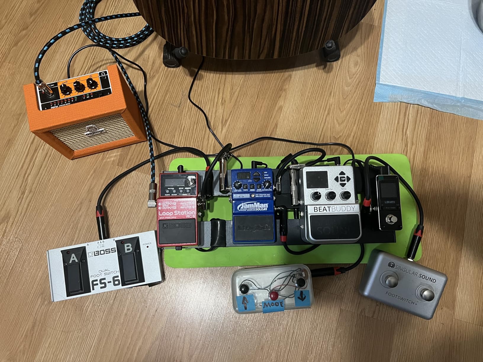 Mini Guitar Pedal Board, Aluminum Alloy 0.9lb Small Effect Bass Pedalboard, 16 * 5.3in, with Pedal Power Supply Adapter 9V DC 1A 2m, 5 Way Daisy Chain Cables, Cable Tie, Black customer photo 1
