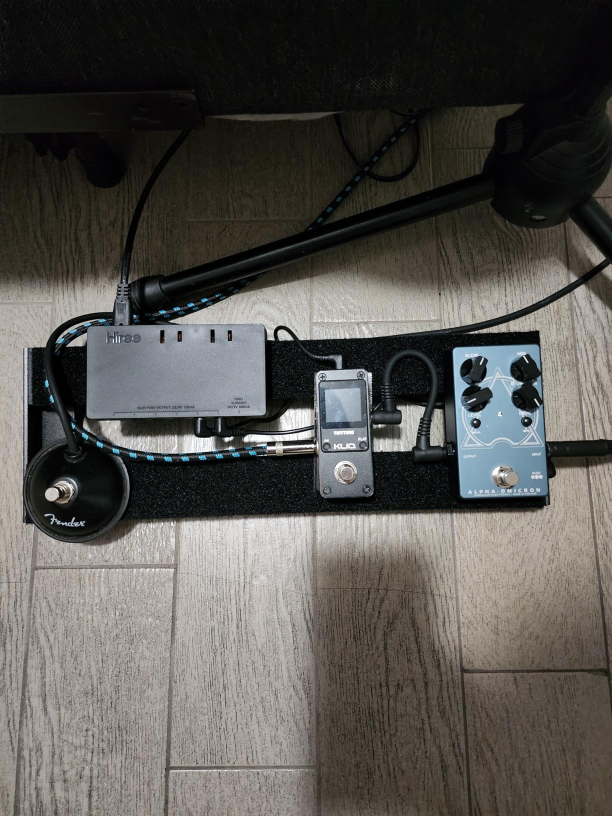Mini Guitar Pedal Board, Aluminum Alloy 0.9lb Small Effect Bass Pedalboard, 16 * 5.3in, with Pedal Power Supply Adapter 9V DC 1A 2m, 5 Way Daisy Chain Cables, Cable Tie, Black customer photo 2