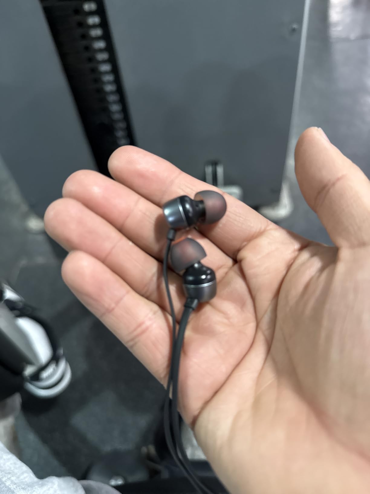 JBL Tune 310C - Wired Hi-Res in-Ear Headphones, Tangle-Free Flat Cable, 3-Button Remote with Microphone (Black) customer photo 2