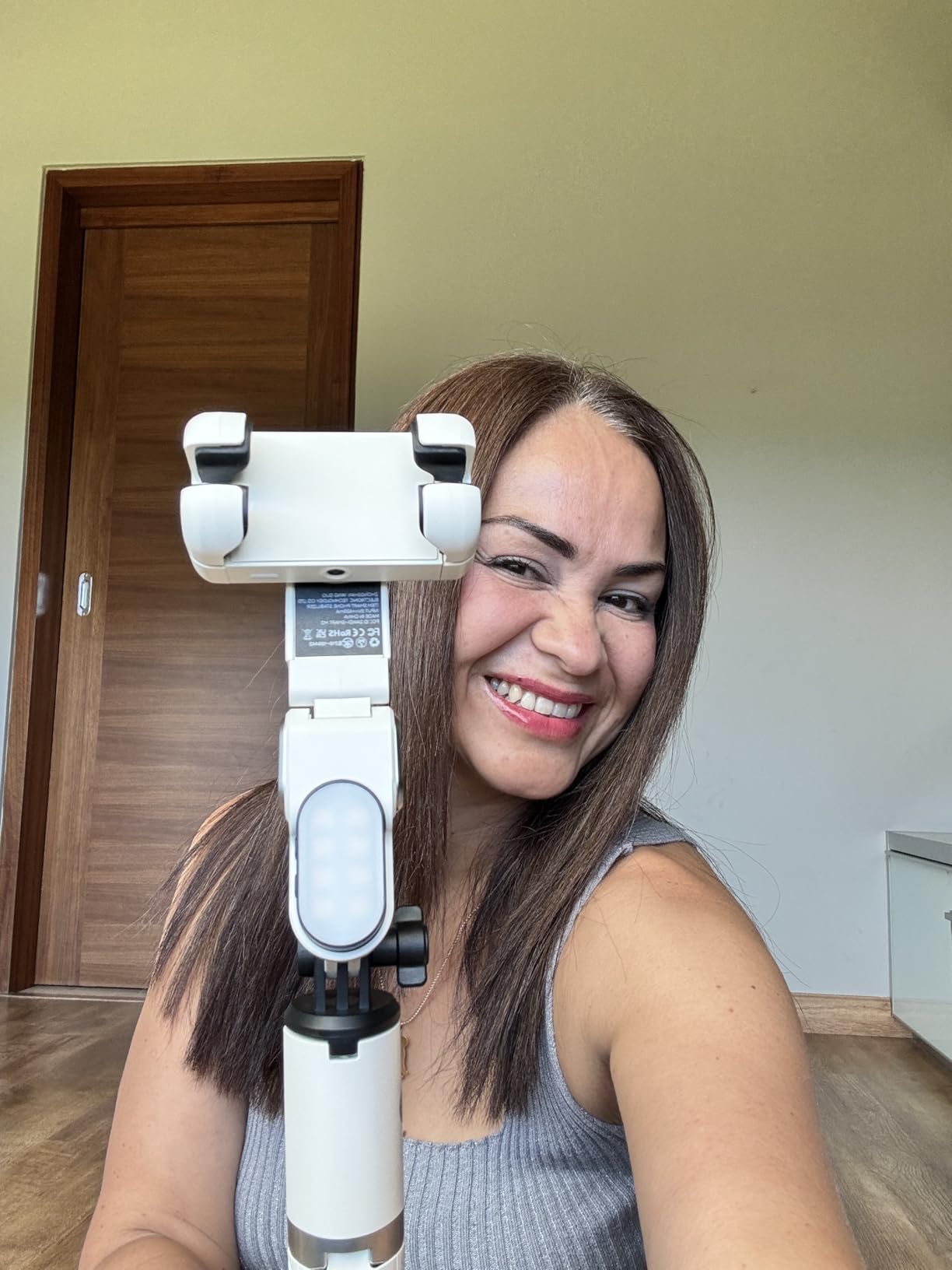 AOCHUAN M2PRO White Smartphone Gimbal Stabilizer, 4-in-1 Phone Stabilizer | No App Required Face Tracking, 108cm Extension Rod with RGB Fill Light, for iPhone & Android, Selfie, Travel, Daily Recording customer photo 2