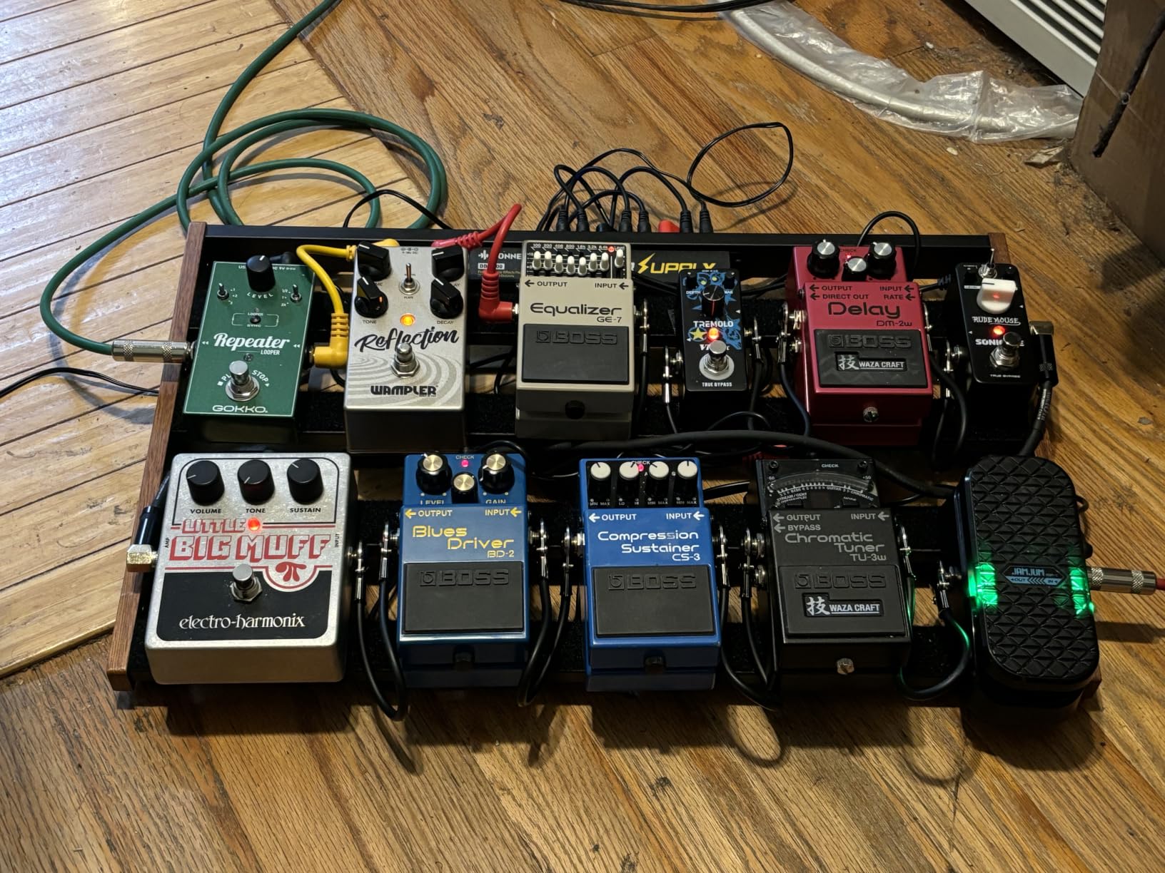 Donner Guitar Pedal Board with Built-in Power Supply, Aluminium Alloy Effects Pedalboard, DB-P300, 3.4Lb, 19.7 * 12.3 * 1.8