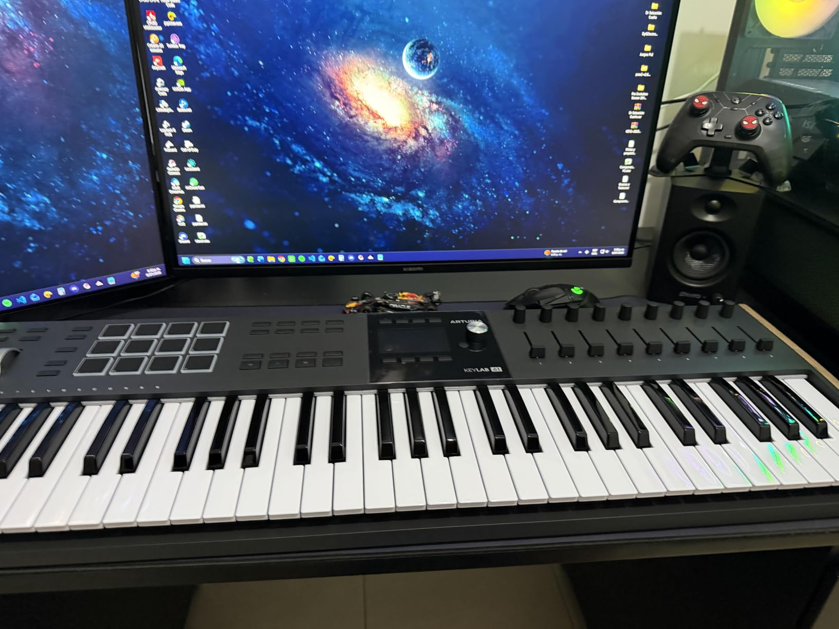 Arturia KeyLab mk3 USB MIDI Keyboard Controller, 61 Key - White | Keys with aftertouch, 12 pressure-sensitive performance pads, nine assignable encoders, sustain and auxiliary pedal inputs customer photo 2