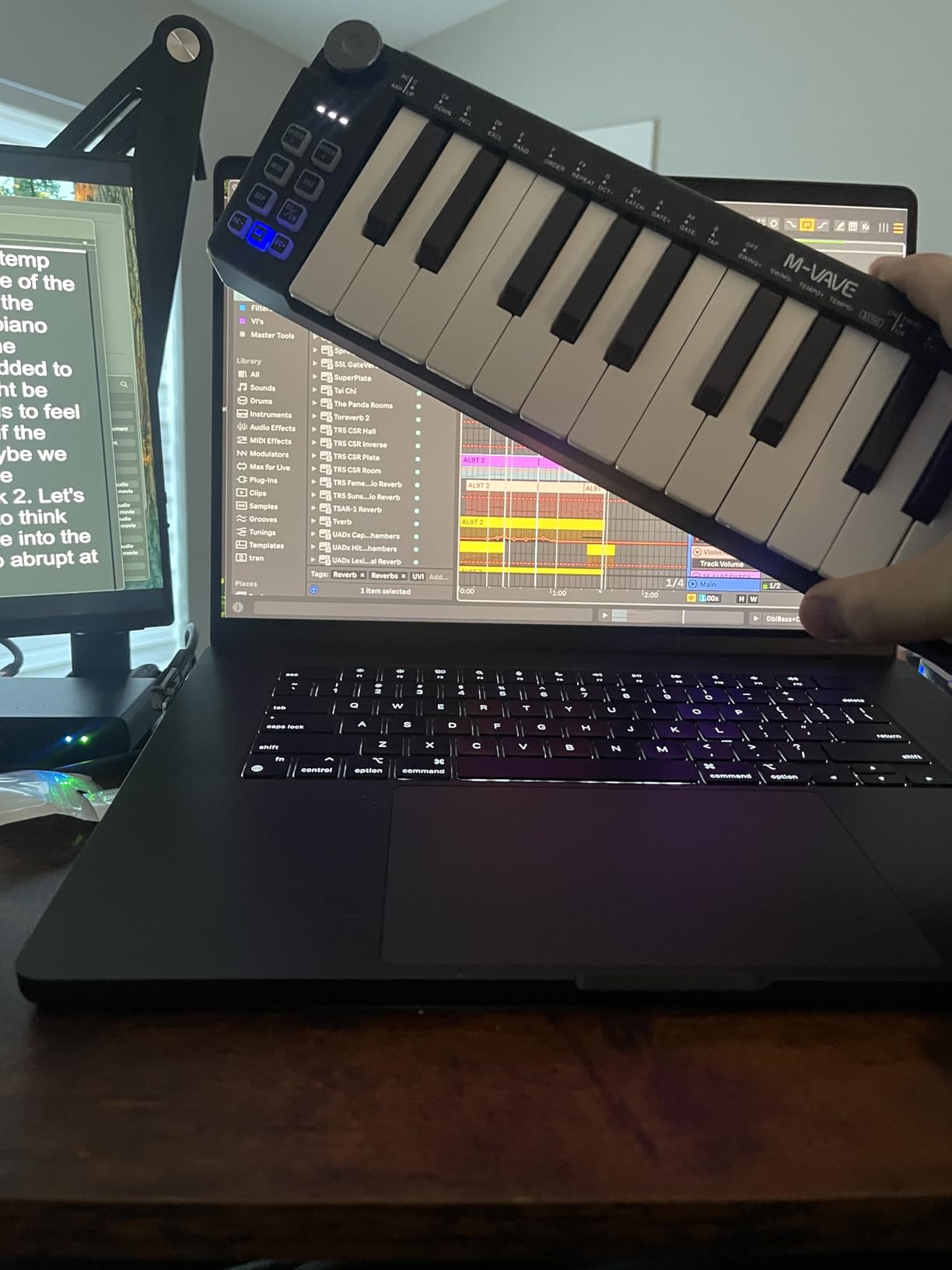 M-VAVE 25 Keys Mini Keyboard - Professional Beat Maker and Keytar for Keyboard Music Production Builtin Battery Wireless Connect Black customer photo 1