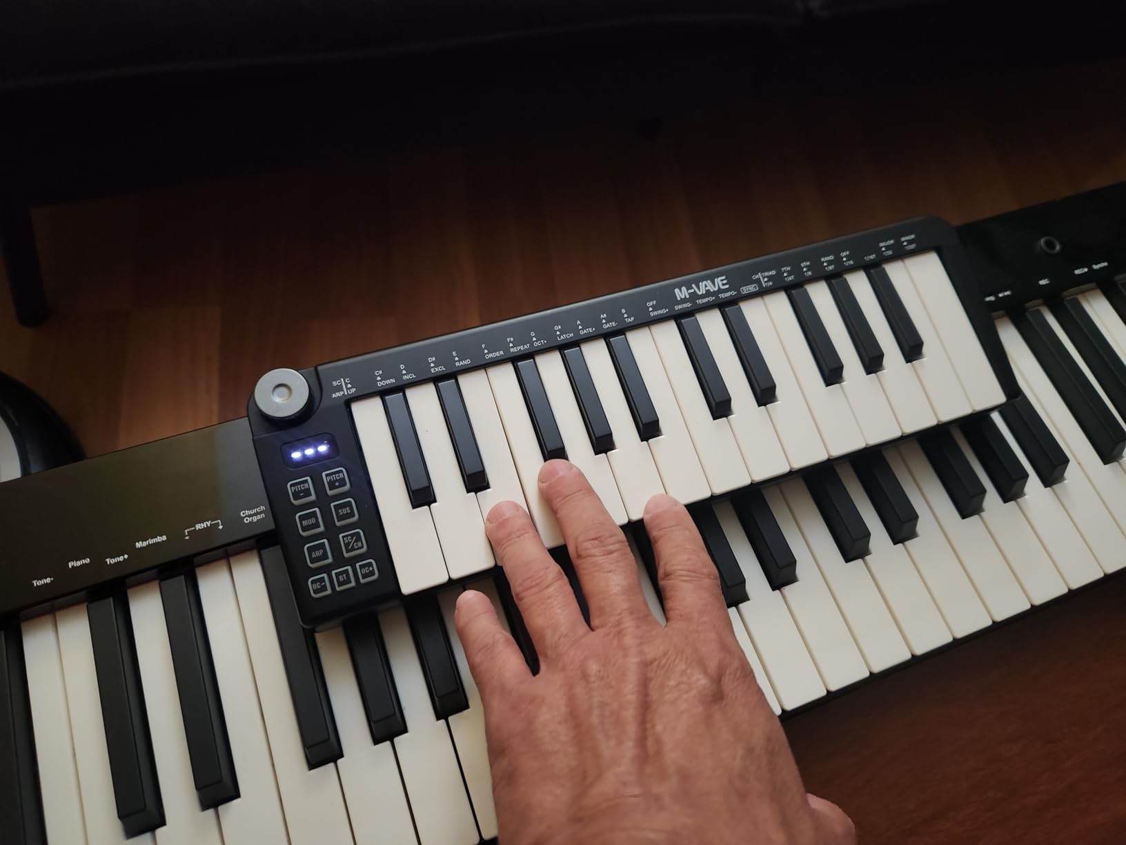 M-VAVE 25 Keys Mini Keyboard - Professional Beat Maker and Keytar for Keyboard Music Production Builtin Battery Wireless Connect Black customer photo 2