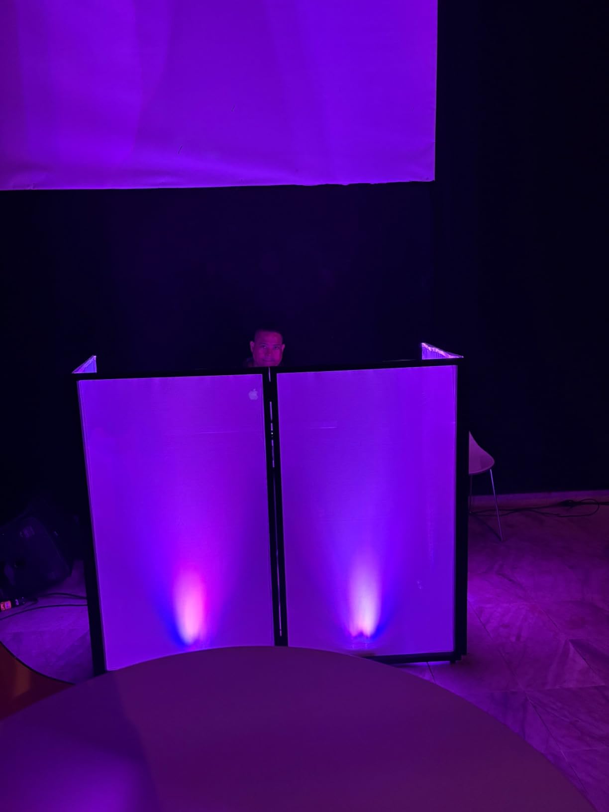 Rockville 8 Pack MINI RF4 V2 White LED Par Wash Up Lights with Charging Case, RGBWA+UV, App, Wireless DMX, Rechargeable, Perfect for DJ/Events | 6.5-22-Hour Rechargeable Battery, Includes Charging Flight Case, 8 RF Remotes, App Control, Wireless DMX customer photo 1