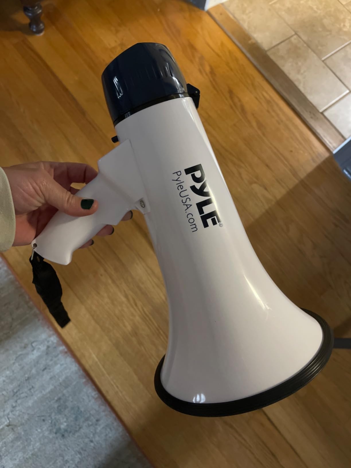 Pyle 40W Bullhorn Megaphone Speaker, 1,000-Yard Range with Rechargeable Built-in Battery, 10-Second Memory Record, Detachable Handheld Mic, Siren Mode, Portable and Lightweight for Indoor/Outdoor Use customer photo 2