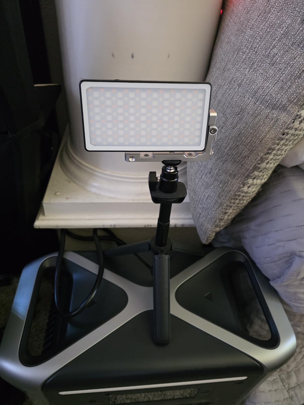 NEEWER 12W RGB Video Light, On Camera LED Panel Key Lighting for Streaming Selfie, 2500K-10000K CRI97+ App/2.4G Control 4300mAh Battery Desk Tripod Stand for Vlogging Video Recording Podcast, SL90 customer photo 1