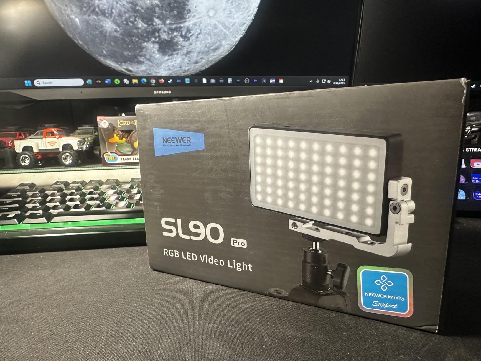 NEEWER 12W RGB Video Light, On Camera LED Panel Key Lighting for Streaming Selfie, 2500K-10000K CRI97+ App/2.4G Control 4300mAh Battery Desk Tripod Stand for Vlogging Video Recording Podcast, SL90 customer photo 2