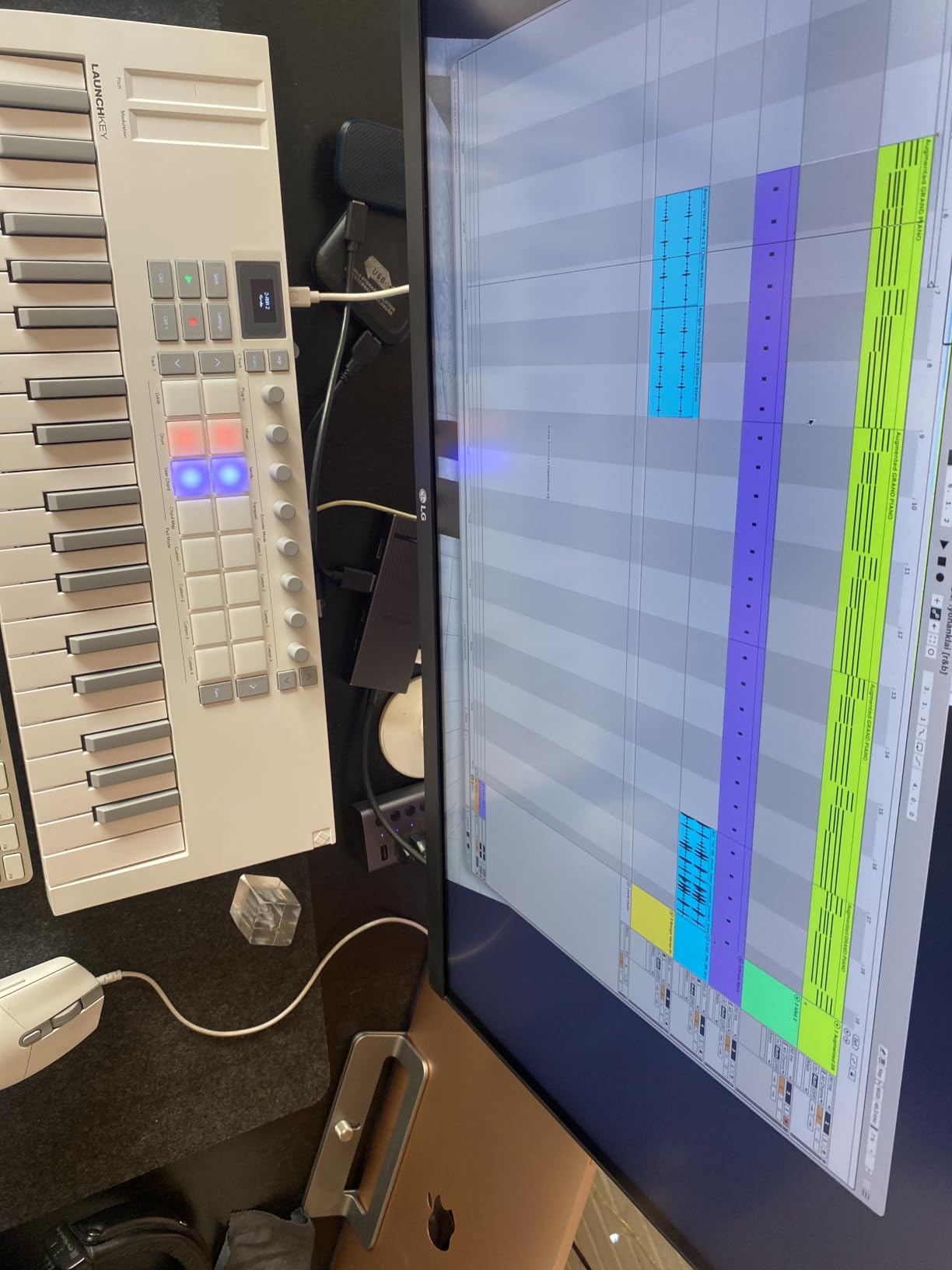 Novation Launchkey Mini 37 MK4 White USB MIDI Keyboard Controller | 37 Mini Keys, 16 Pads with Polyphonic Aftertouch, OLED Display, Scale and Chord Modes, Arpeggiator, MIDI customer photo 1