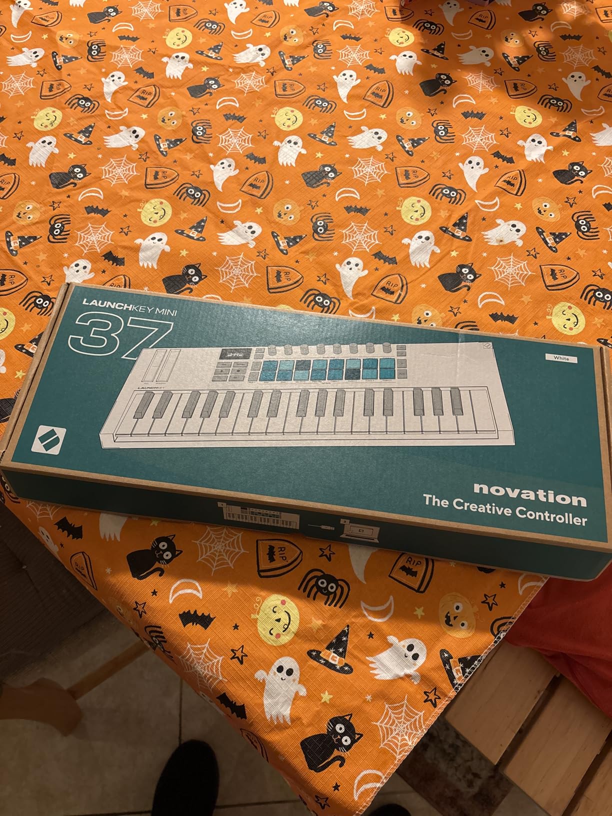 Novation Launchkey Mini 37 MK4 White USB MIDI Keyboard Controller | 37 Mini Keys, 16 Pads with Polyphonic Aftertouch, OLED Display, Scale and Chord Modes, Arpeggiator, MIDI customer photo 2