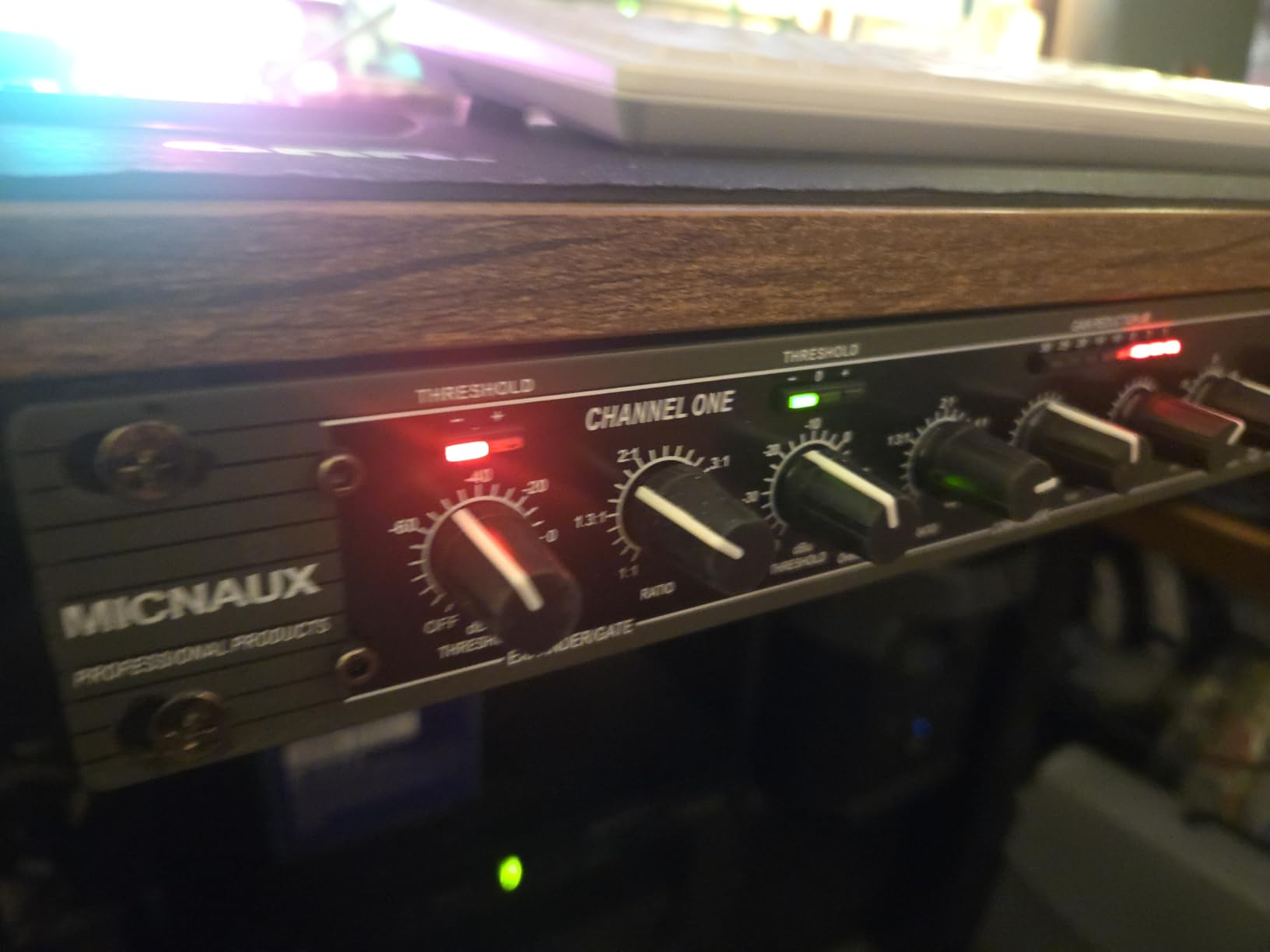Audio Compressor, Professional Dual-Channel Black Dynamic Processor with Noise Gate & Sidechain Insert for Studio, Live & Streaming customer photo 2
