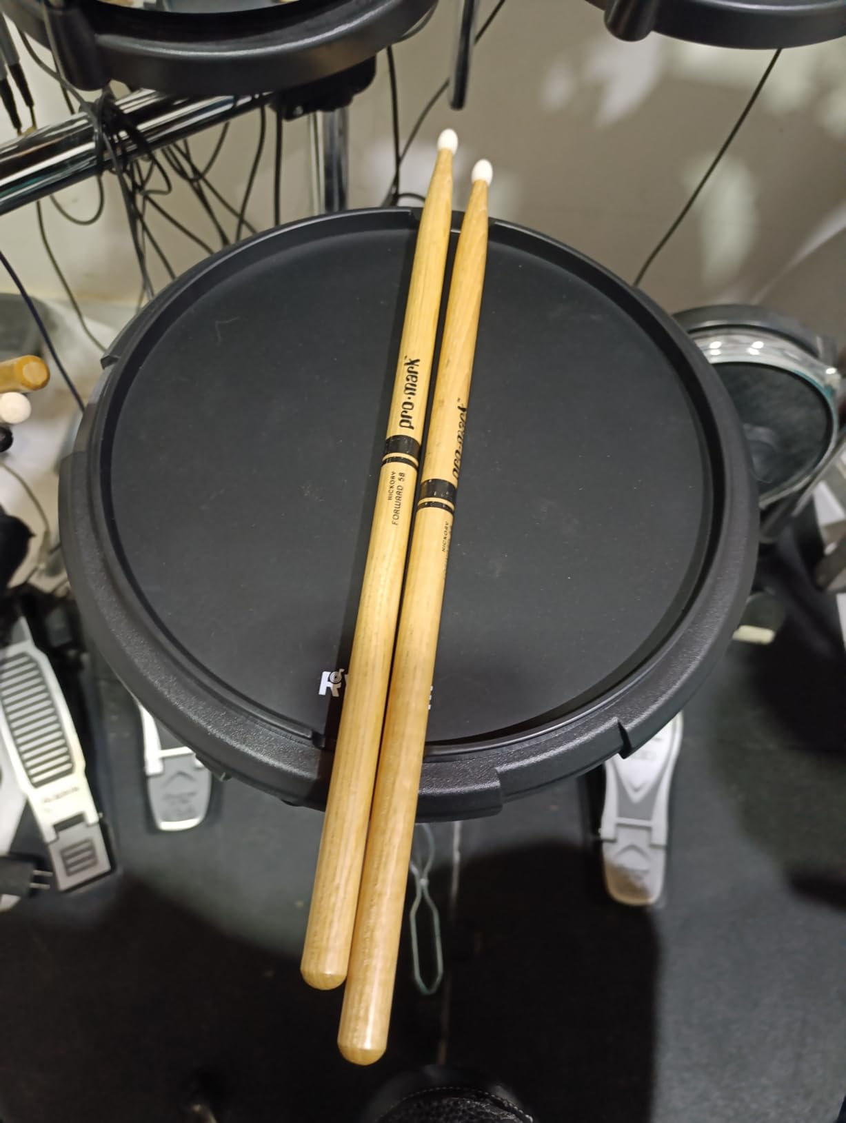 RVONE 12 Inch Practice Drum Pad, 800 Steel Beads for Snare Feel, Black | 800 Steel Beads Create Snare-like Feel; Raised Edge Reduces Practice Damage; Double Sided Rubber; Snare Stand Compatibility customer photo 2
