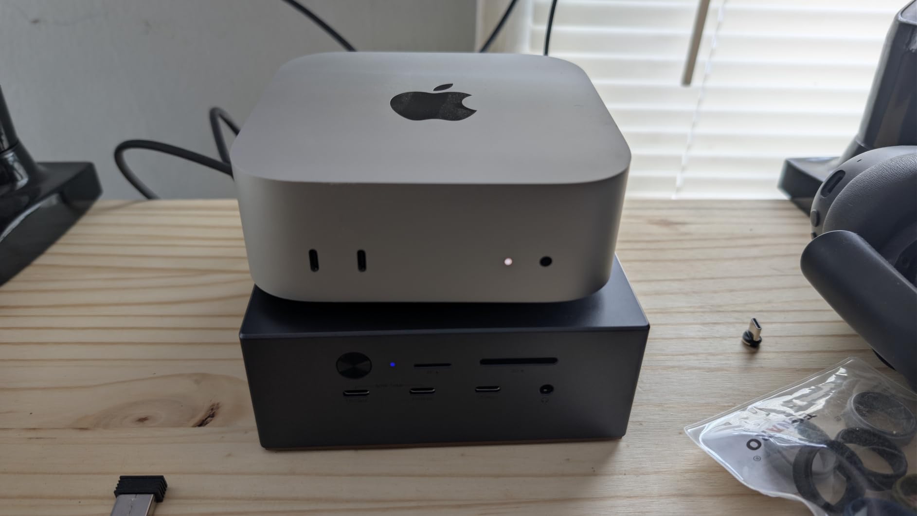 UGREEN Maxidok Thunderbolt 5 Docking Station, Revodok 17-in-1 TBT5 Dock, 120Gbps Data Transfer, 8TB M.2 NVMe SSD, Single 8K/Dual 6K@60Hz, 140W Charging, 2.5GbE, Cooling System for TBT5/4 Laptops customer photo 2