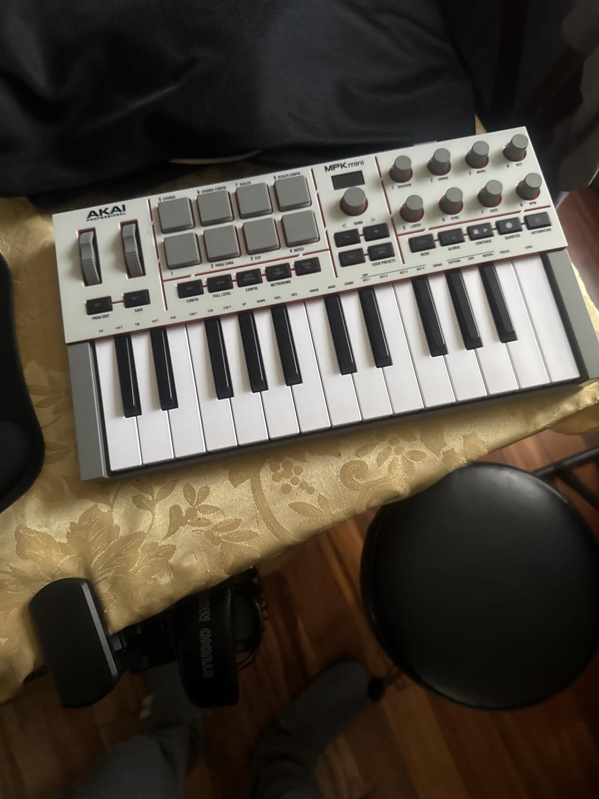 Akai Professional MPK Mini IV 25-Key USB-C MIDI Keyboard Controller, Black customer photo 2
