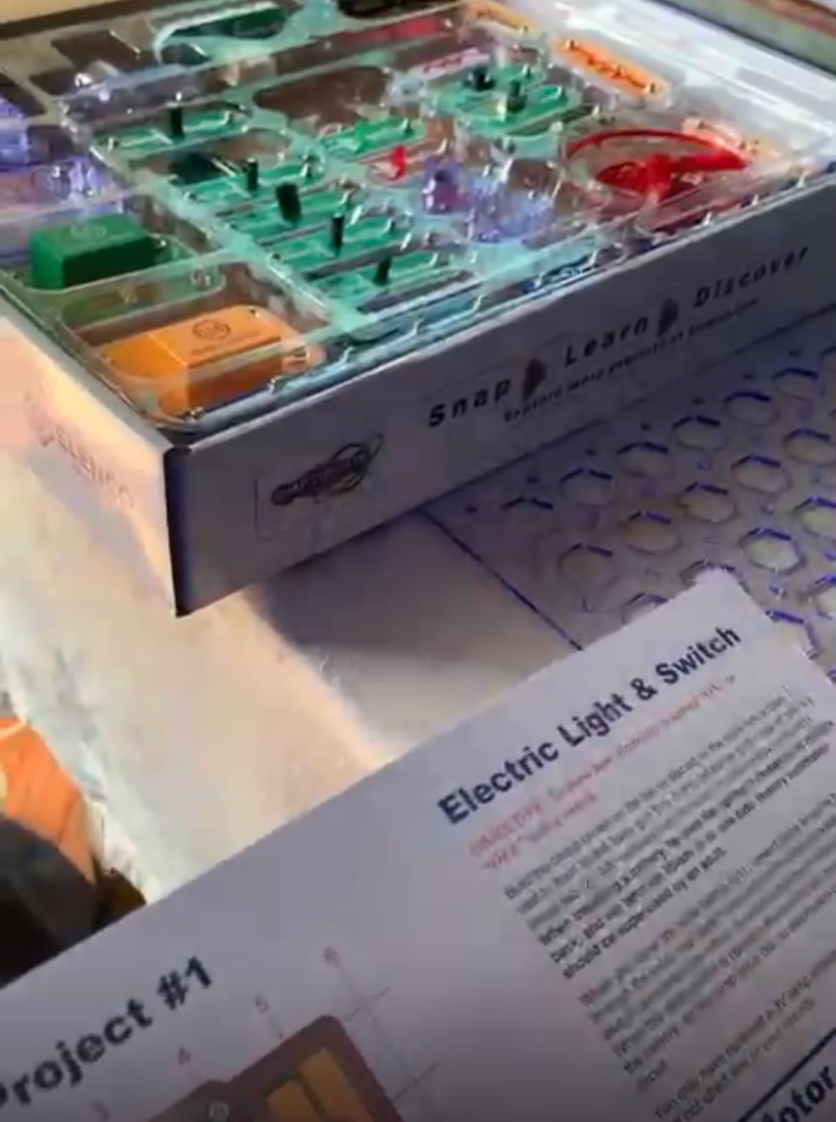 SNAP CIRCUITS Jr. SC-100 STEM Electronics Kit, 100+ Projects, Ages 8+ | 28 snap-together parts customer photo 1