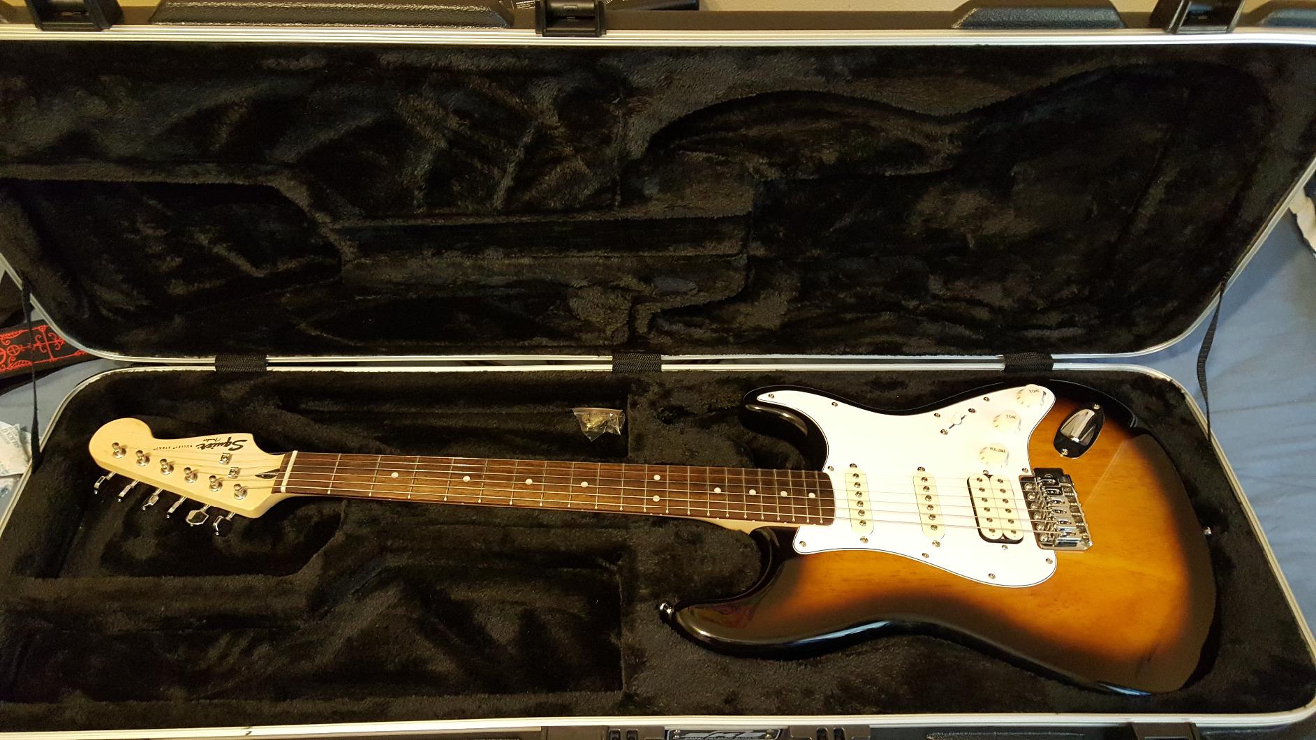 SKB Cases 1SKB-66 Electric Guitar Hard Case, Rectangular TSA Approved Case for Strat and Tele Style Guitars, Plush EPS Interior, Black customer photo 1
