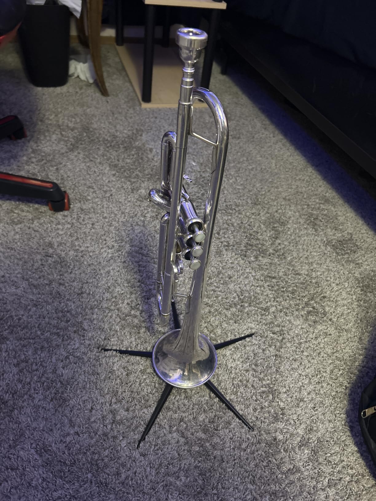K&M König & Meyer 15213.077.55 Trumpet In-Bell 5 Leg Metal Stand and Holder - Professional Grade for all Musicians - Lightweight & Compact - Stable Secure Folding Base - German Made Black customer photo 1