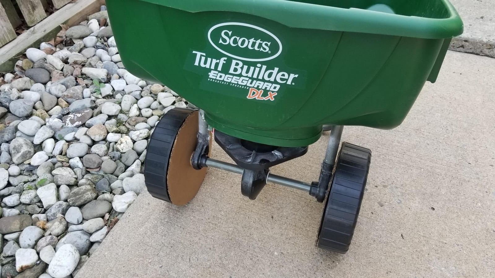 Scotts Turf Builder EdgeGuard DLX Broadcast Spreader for Seed, Fertilizer, Salt, Ice Melt, Holds up to 15,000 sq.ft. Product, Green customer photo 2
