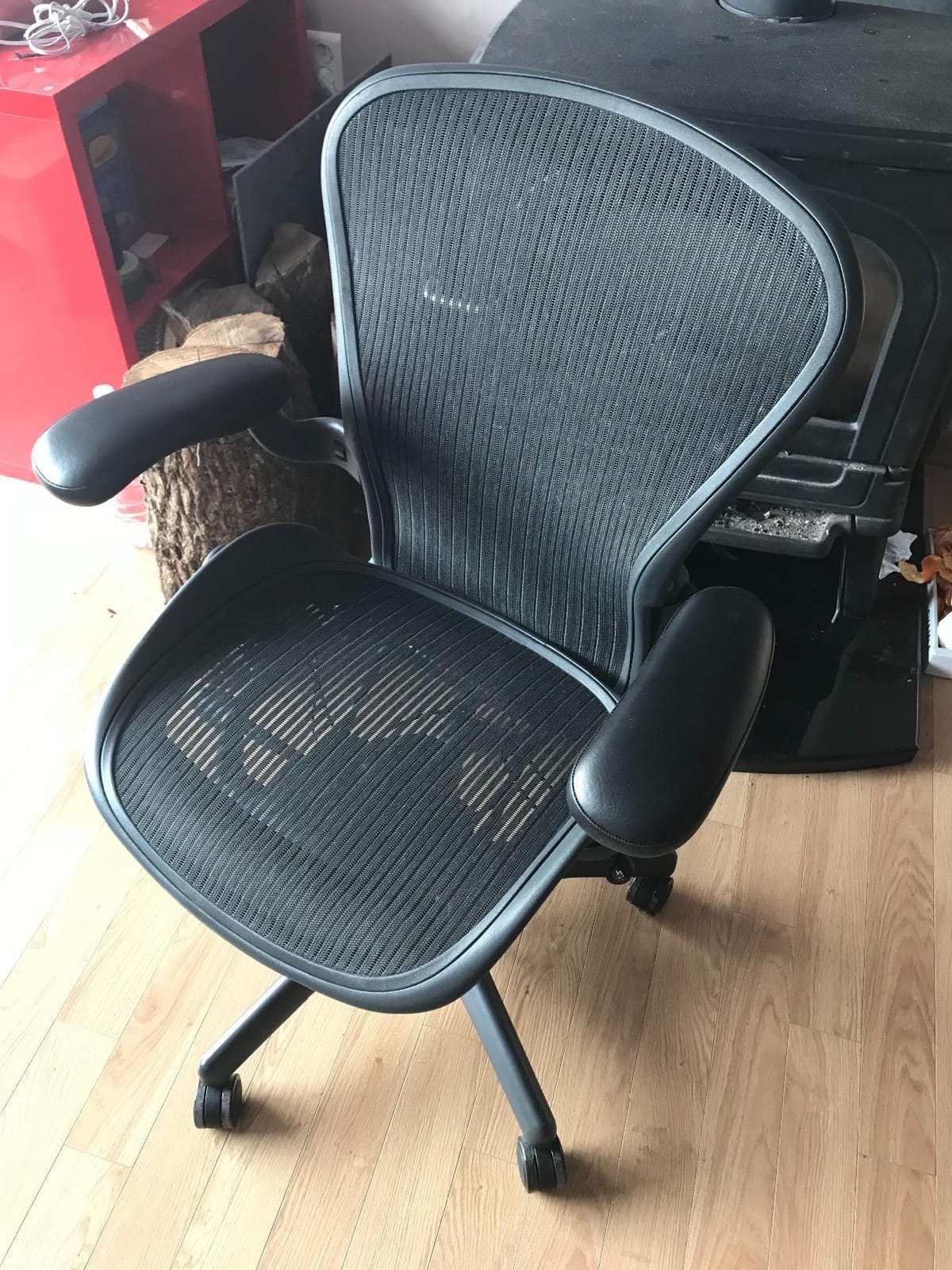Herman Miller Aeron Tilt Limiter Task Chair, Adjustable Vinyl Arms, Graphite Frame/Carbon Classic Pellicle, Size B (Medium) customer photo 1