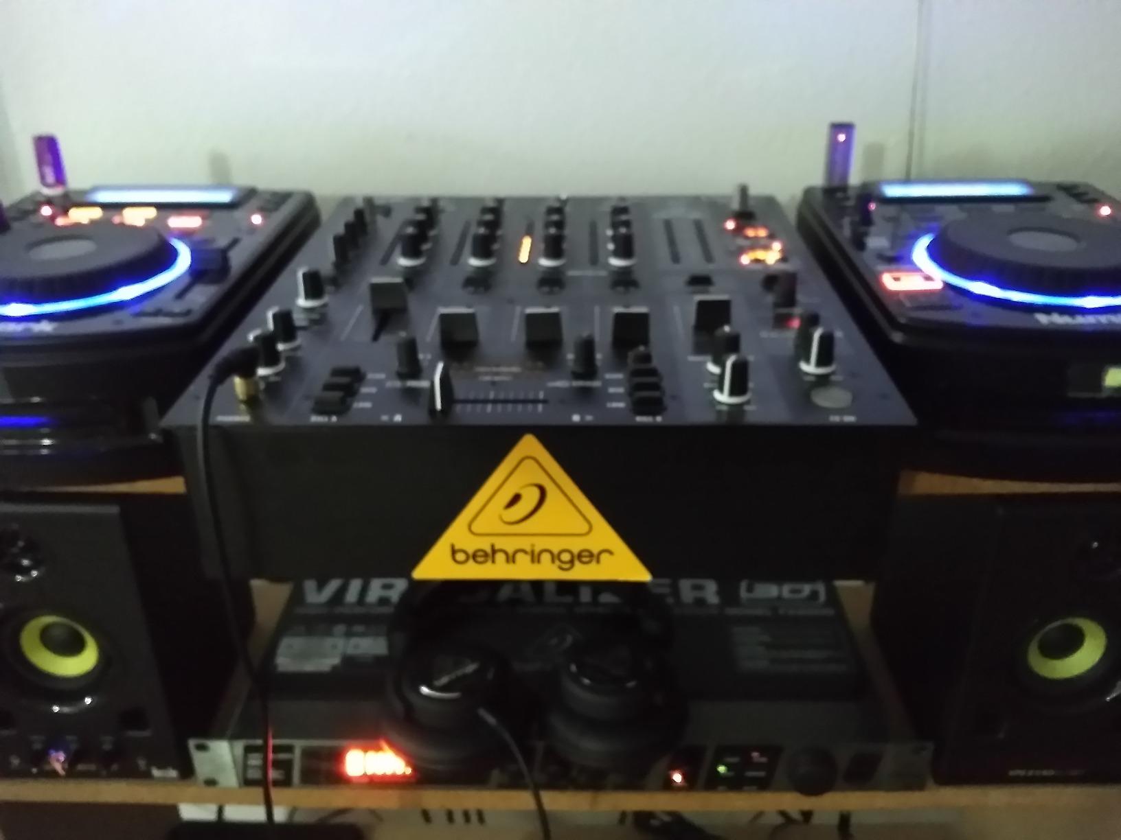 Behringer PRO MIXER DJX900USB Professional 5 Channel DJ Mixer with INFINIUM 'Contact-Free' VCA Crossfader, Advanced Digital Effects and USB/Audio Interface customer photo 1