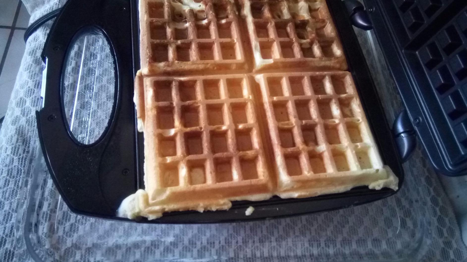 Hamilton Beach Belgian Waffle Maker with PFAS-Free Non-Stick Grids | Makes 4 Waffles, Hashbrowns or Keto Chaffles at Once | Compact Design for Easy Storage | Black & Stainless Steel | 26020MN customer photo 1