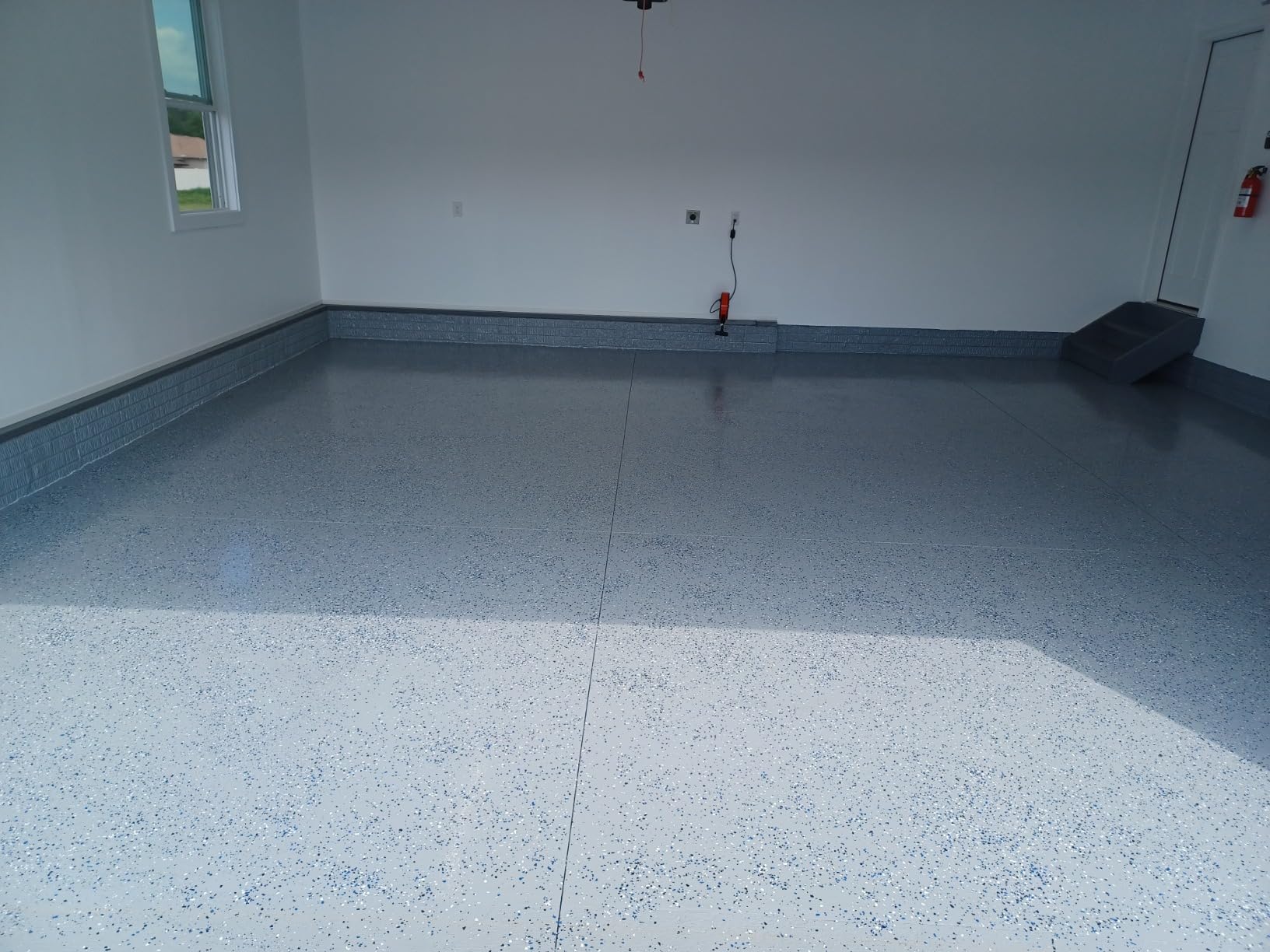 Rust-Oleum 261845 EPOXYSHIELD Garage Floor Coating Kit, 2.5 Car, Gloss Gray customer photo 2